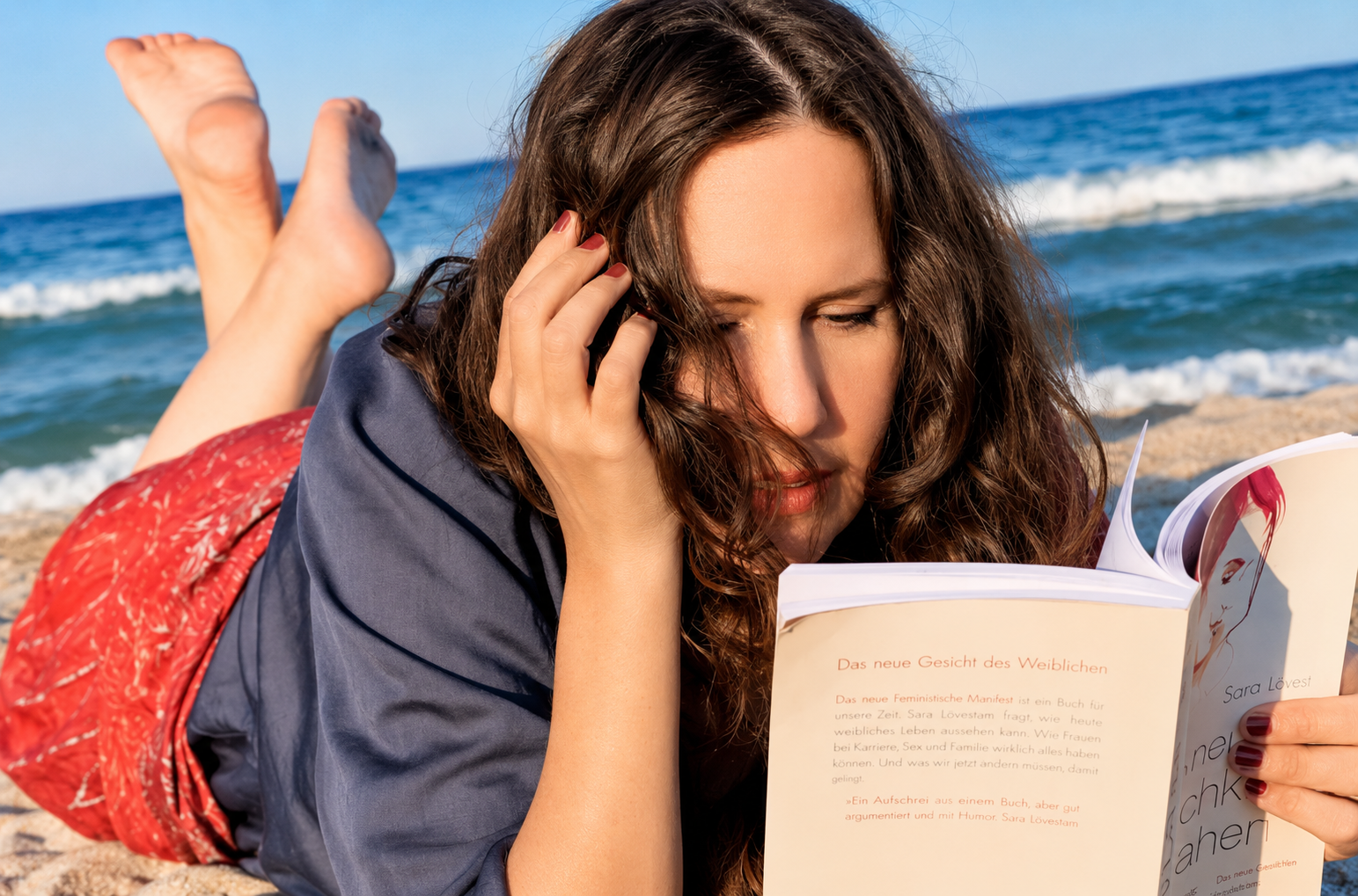 Sara Léux liest am Strand in ihrem Buch